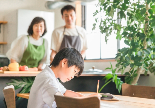 子どもがリビングで勉強する姿